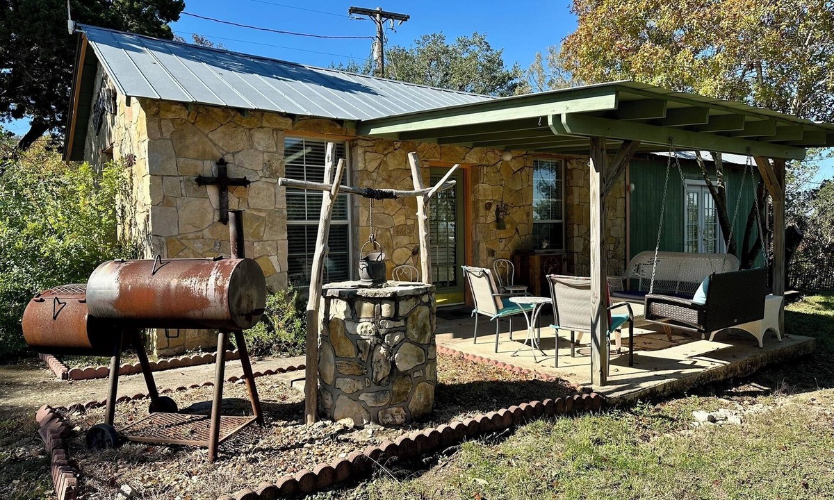 Bandera Cottage | Hilltop Guesthouse, Historic Silver Spur Dance Hall, Cowboy Capital of the World
