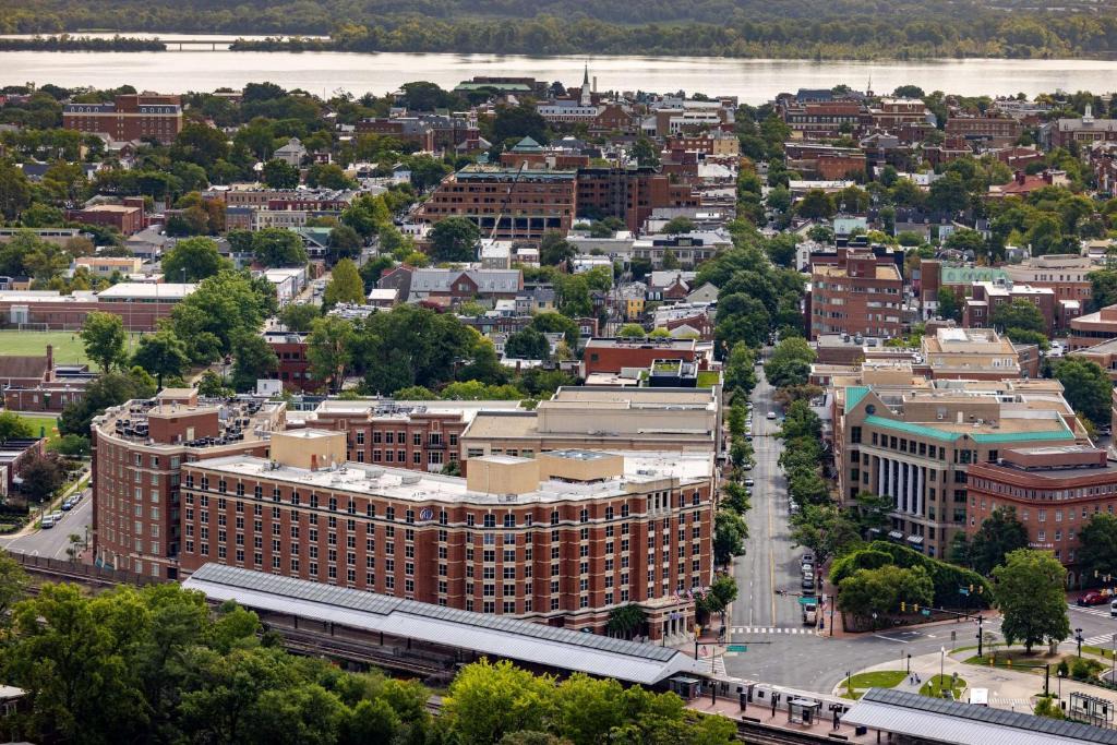Old Town Alexandria Hotel | Hilton Alexandria Old Town