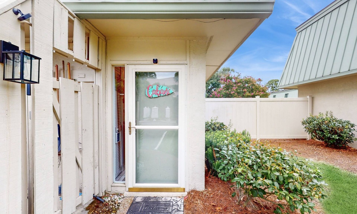 Hilton Head Island Condo | Hilton Head Cabanas condo with patio & on-site pool - walk to beach & Coligny