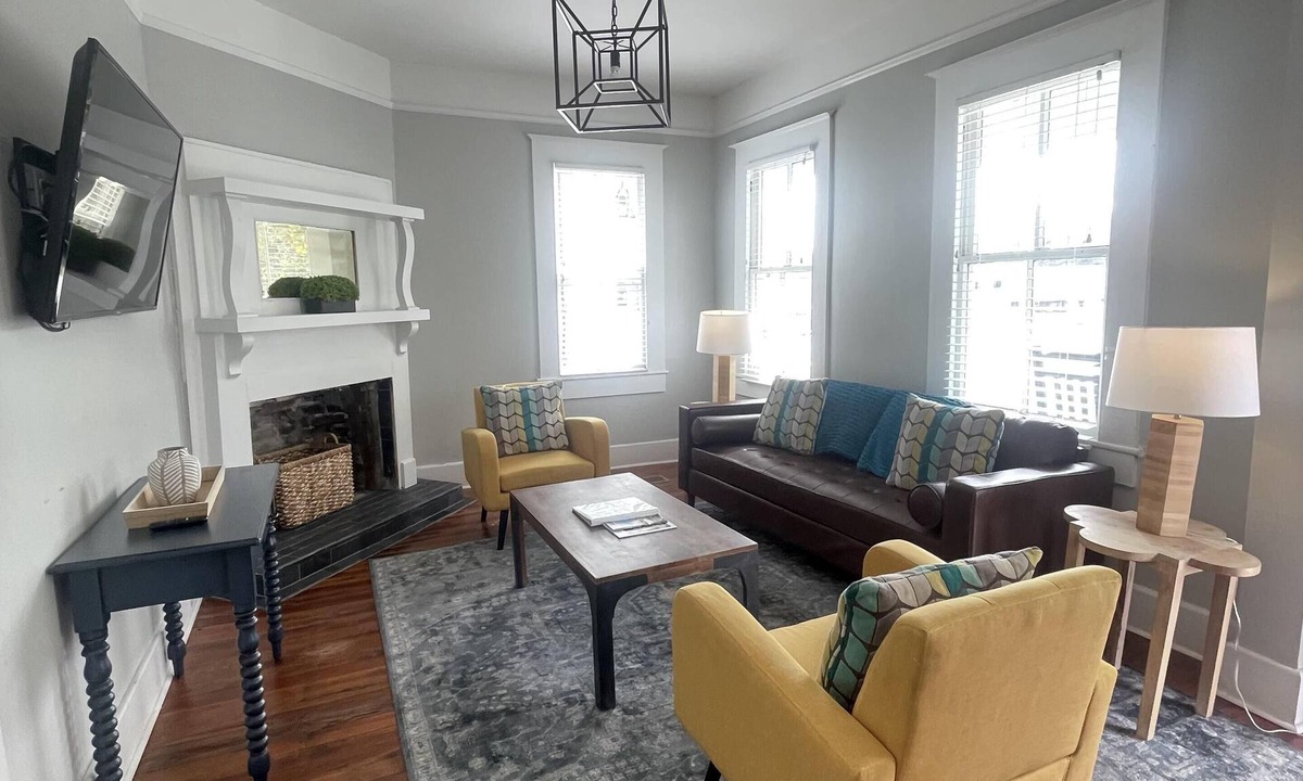 Thomas Square House | Historic 2 bedroom condo in Savannah's Starland District.