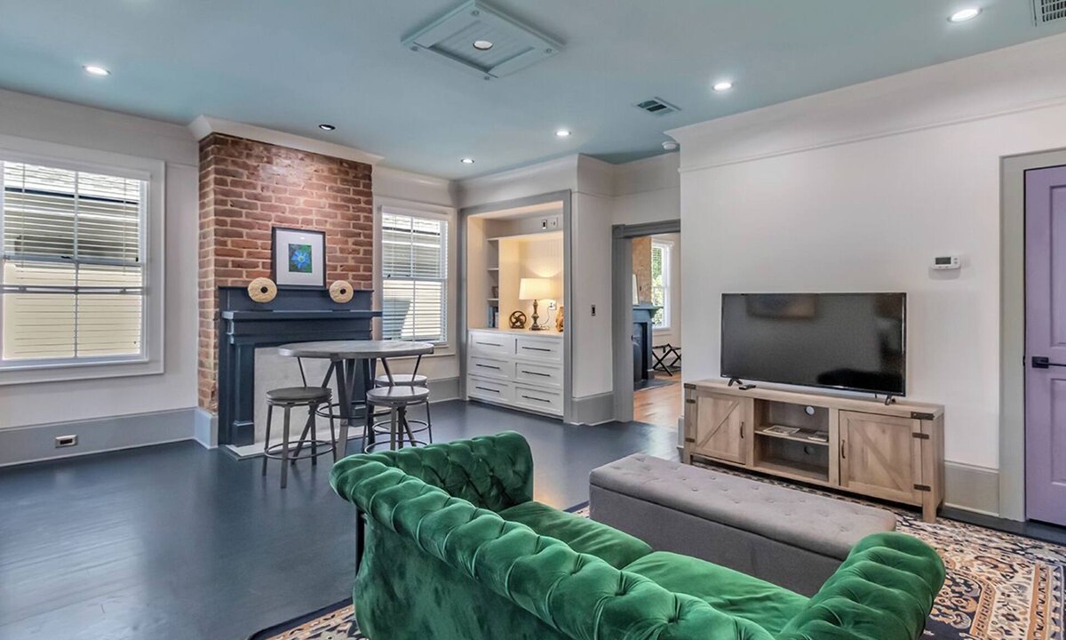 Metropolitan Apartment | Historic District, walk to Forsyth Park, Sleeps 6, Historic Home, Pet friendly!
