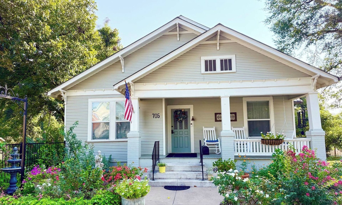 Brenham House | Historic, Downtown, Private Entrance, and Bath