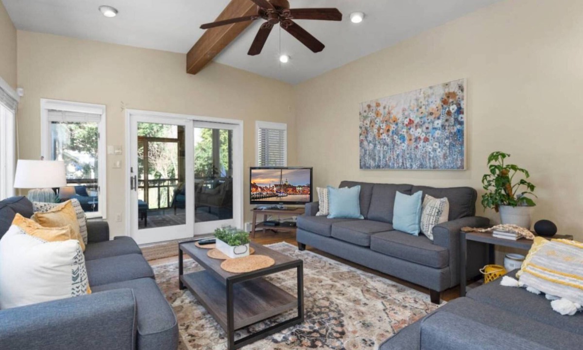 Historic District House | Historic Happy Home Steps from Main Street w Private Yard, Screened-In Porch & Parking