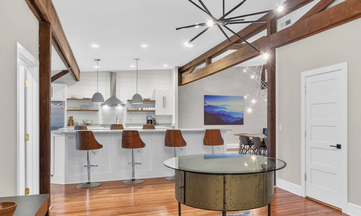 Orange Apartment | Historic Main Street Retreat Walkable to Shops, Dining & Arts