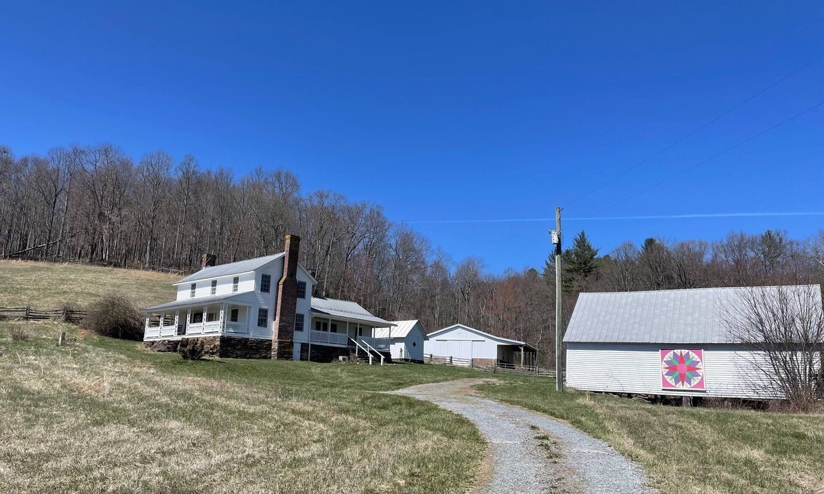 Ennice Other | Historic Old Farmhouse and Angus Cattle. Family and Pet Friendly!