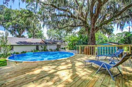 Thunderbolt House | Historic Studio & Pool Under Spanish Moss Oaks