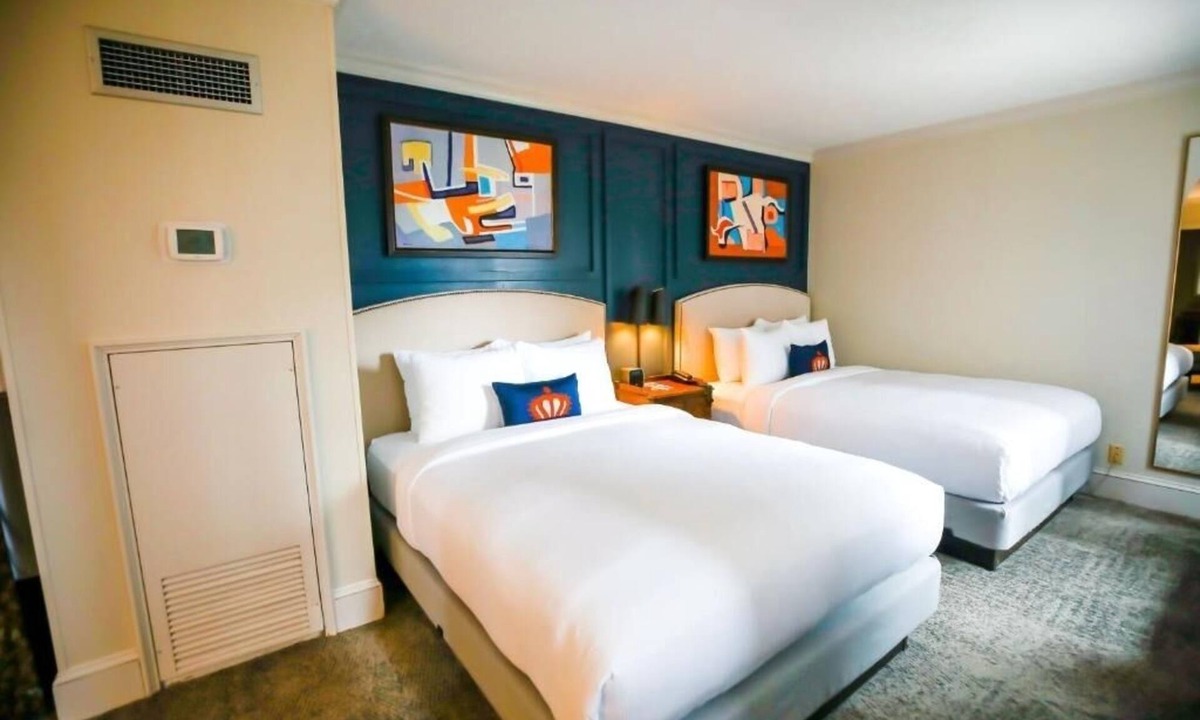 Charlotte Center City Hotel | Historic Uptown Hotel Near Spectrum Center With On-Site Restaurant and Parking