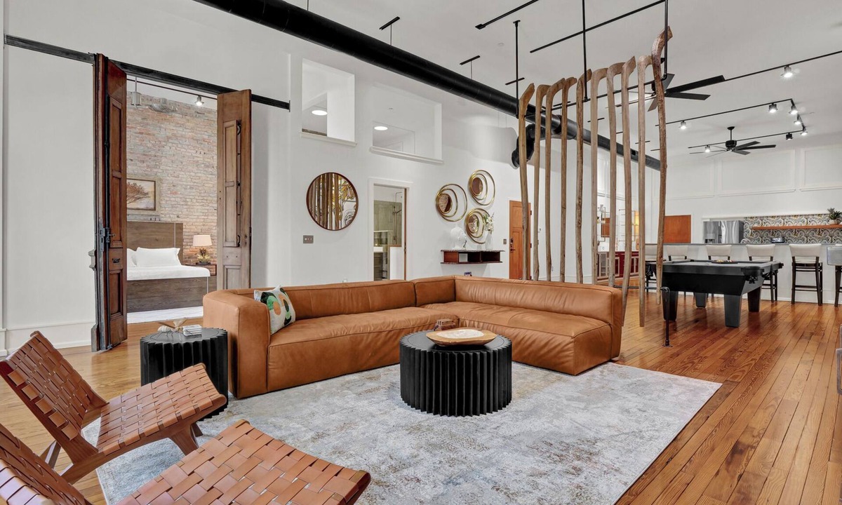 Downtown Wilmington Condo | Historic Wilmington Suite with Chef’s Kitchen & Pool Table