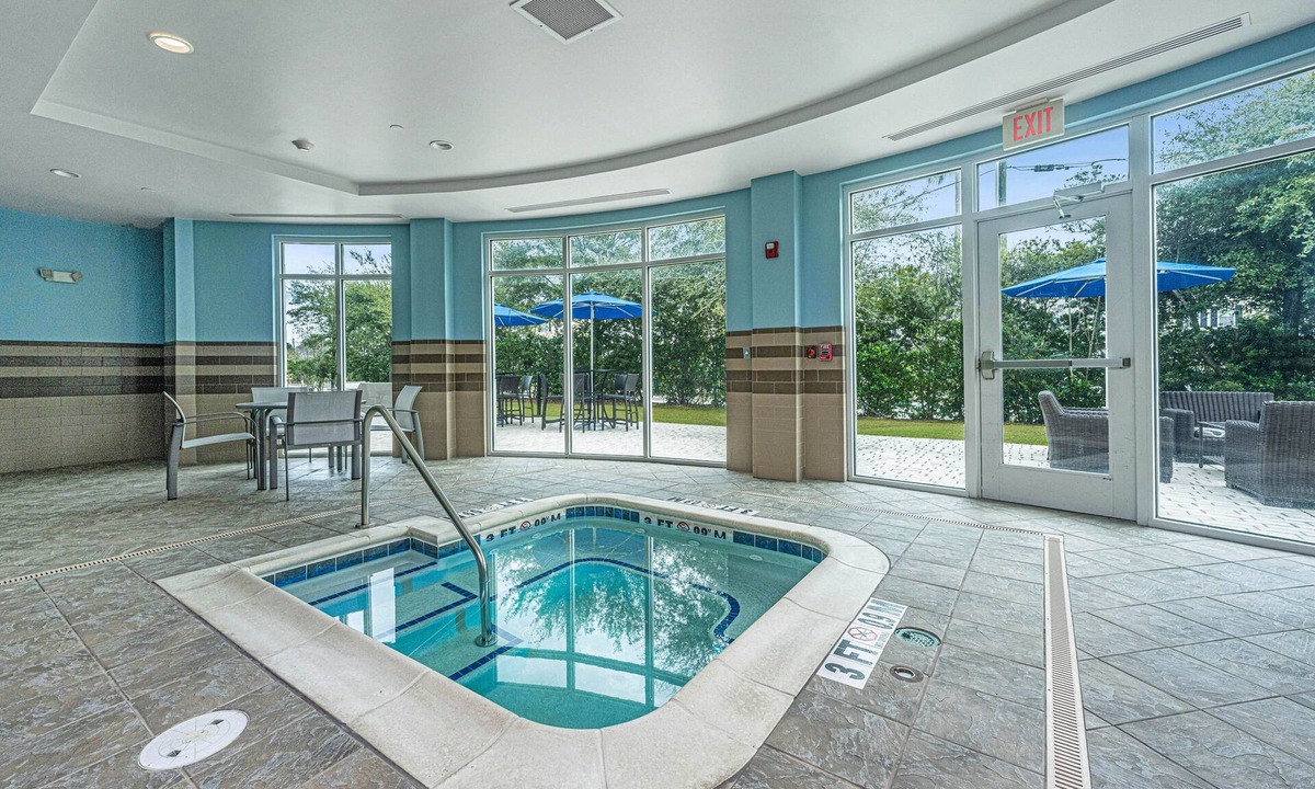 North Charleston Hotel | Holiday Inn Express & Suites Charleston Arpt-Conv Ctr Area