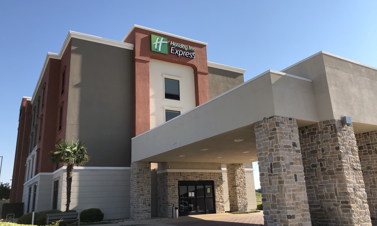 Hillsboro Hotel | Holiday Inn Express : Hillsboro I-35, an Ihg Hotel