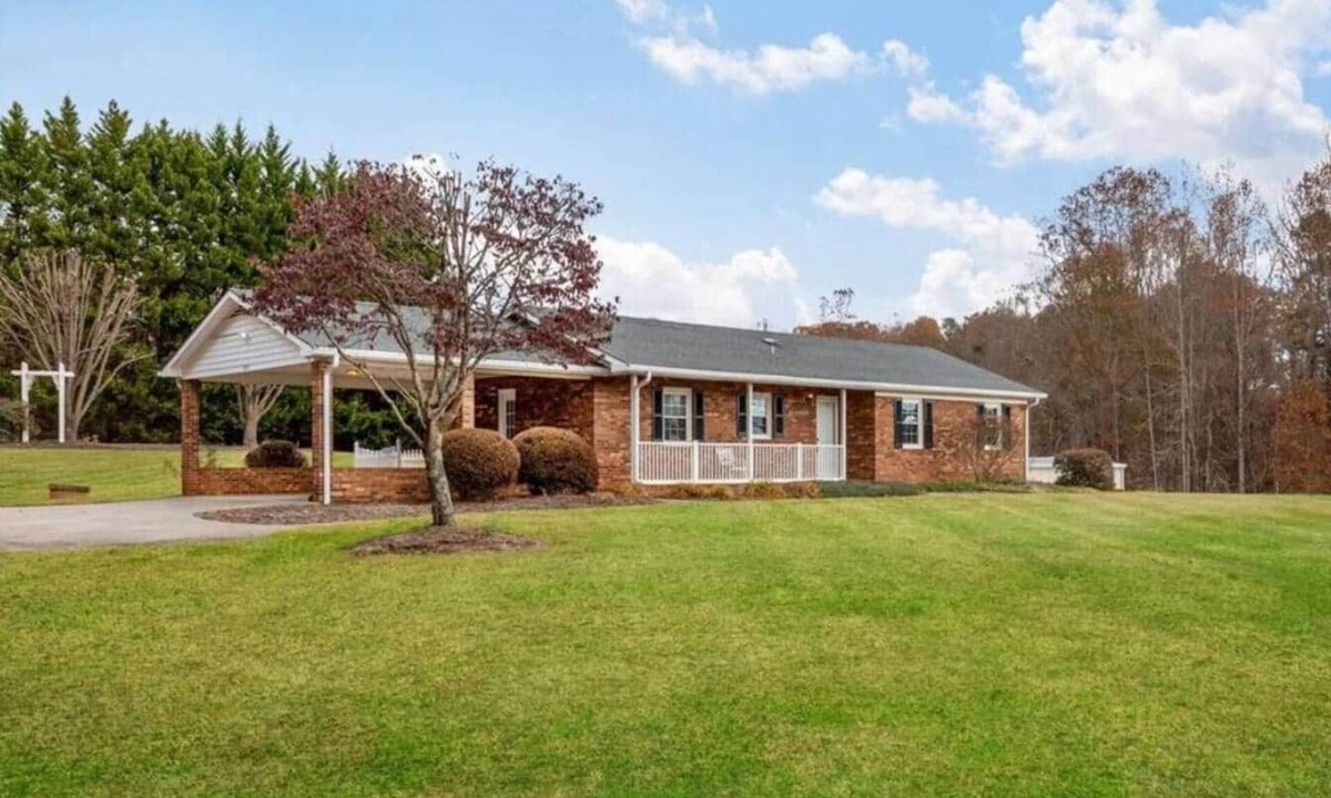 Arlington House | Home In Yadkin NC Pet Friendly w Kayaks⛱️🏝️🩱🌊👙☀️🐚