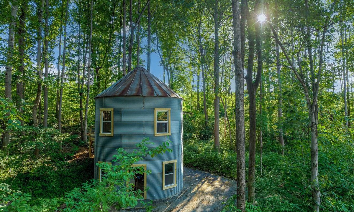 Troutman House | Honeymoon Suite w/Exotic Animals + Hot Tub + Zoo