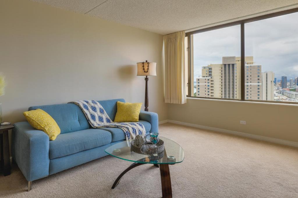 Waikiki Apartment | Honolulu Condo Stay with Balcony Walk to Beaches!