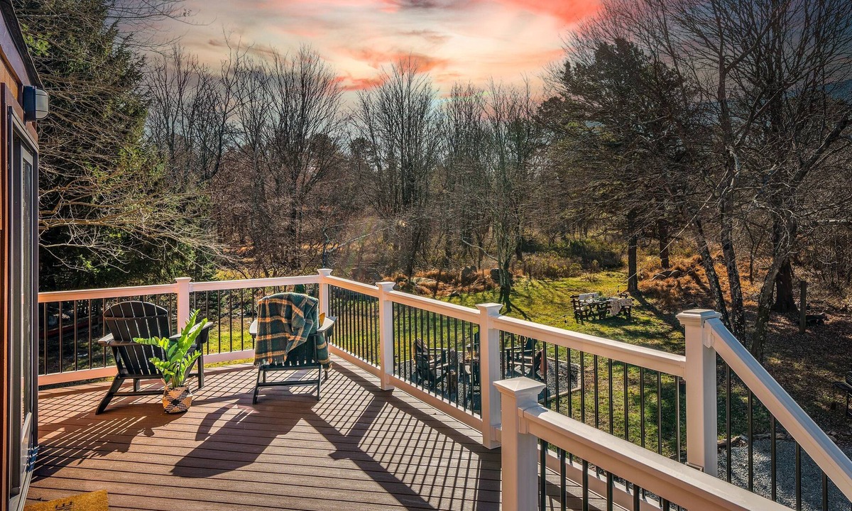 Briar Crest Woods Cabin | Hot Tub*Firepit*Game Room*Sleeps 12*Near Lake