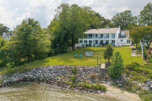 Urbanna House | Hot Tub + Private Beach: Waterfront Urbanna Escape