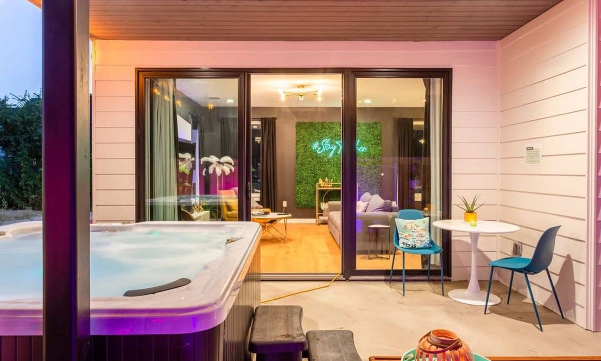 Govalle House | Hot Tub Time Machine Clubhouse DT 6 Min Drive