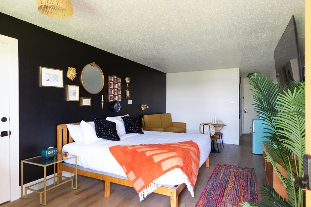 Wellborn Hotel | Hotel McCoy College Station - Art, Libations, Pool Society