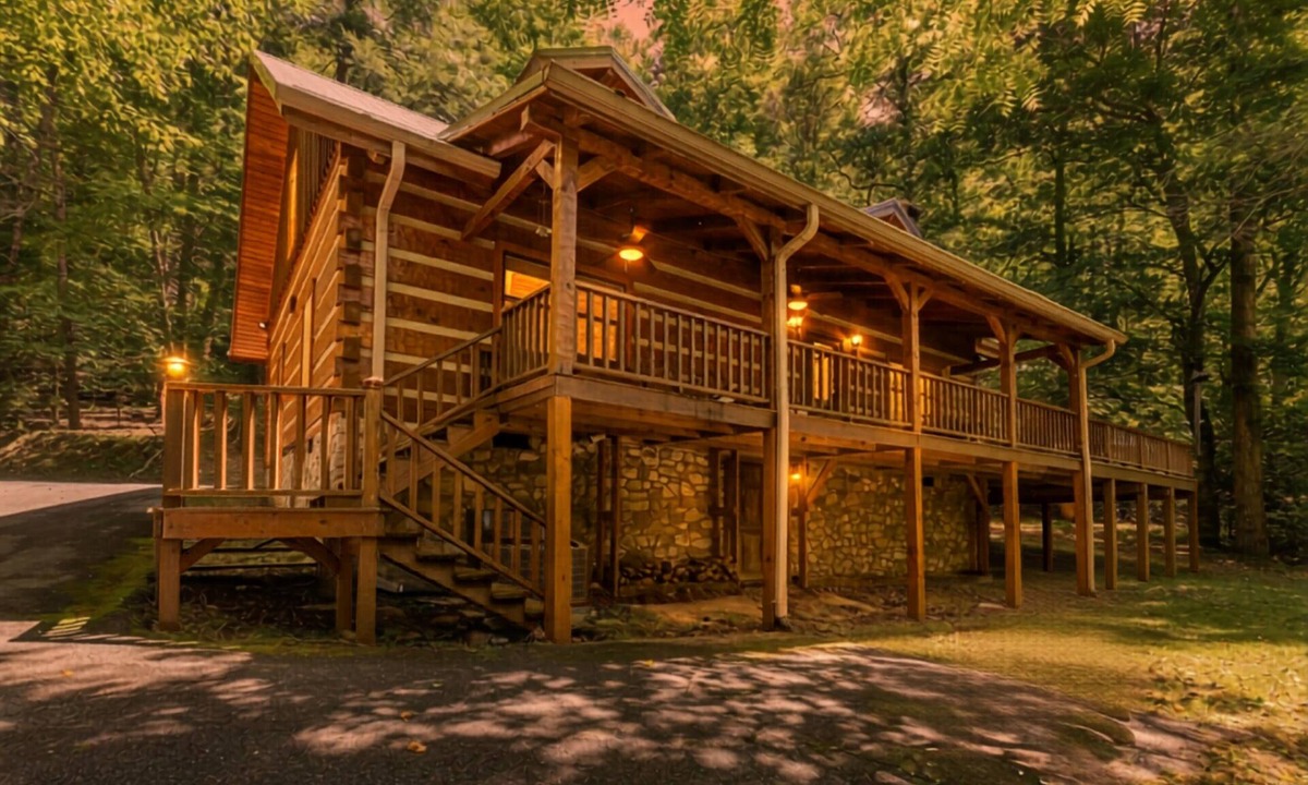 Ferguson Cabin | Hounds Retreat Pet Friendly, Wood Fireplace, HotTub, WiFi, Decks