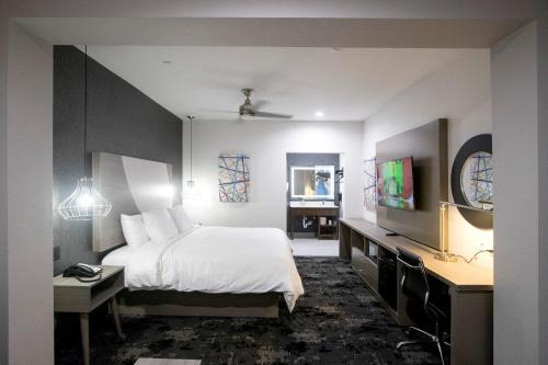 George Bush Park/Eldridge Hotel | House Hotel