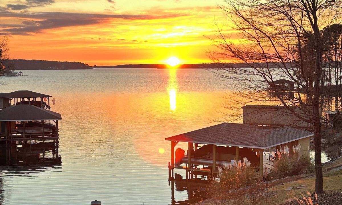 Henrico House | House on Lake Gaston - Main Lake Views: 5 Bedrooms, Sleeps 13, Pet-Friendly