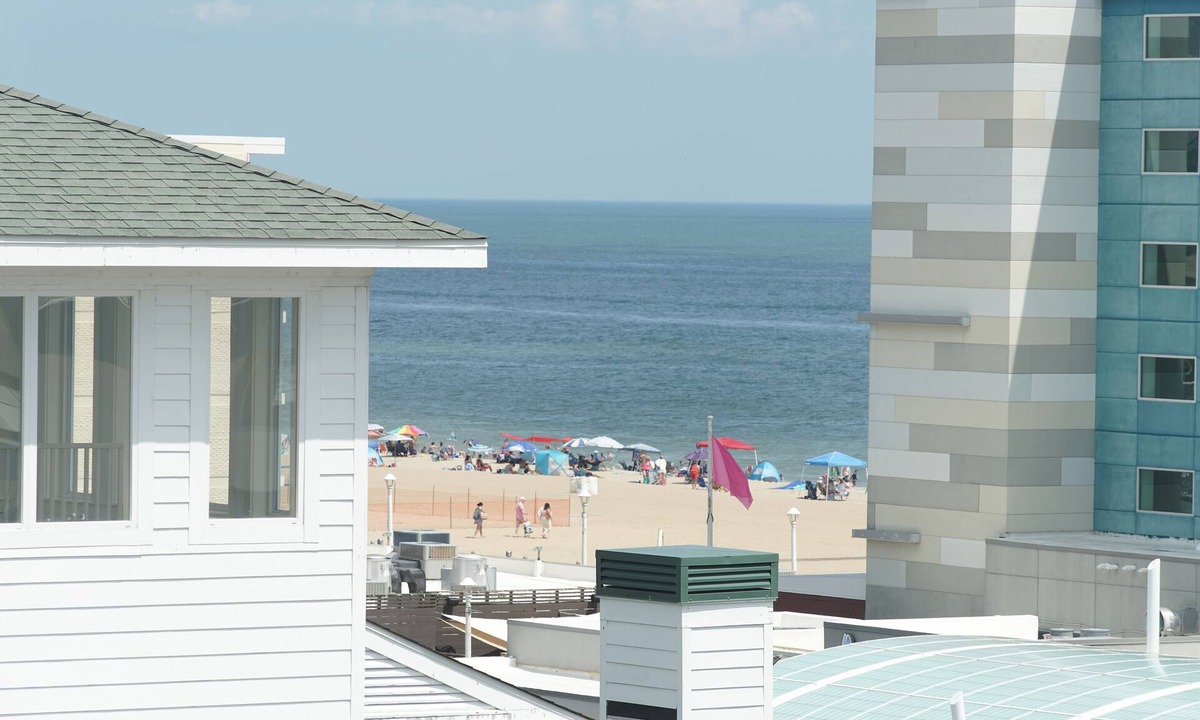 Northeast Virginia Beach Hotel | Howard Johnson by Wyndham Virginia Beach At The Beach
