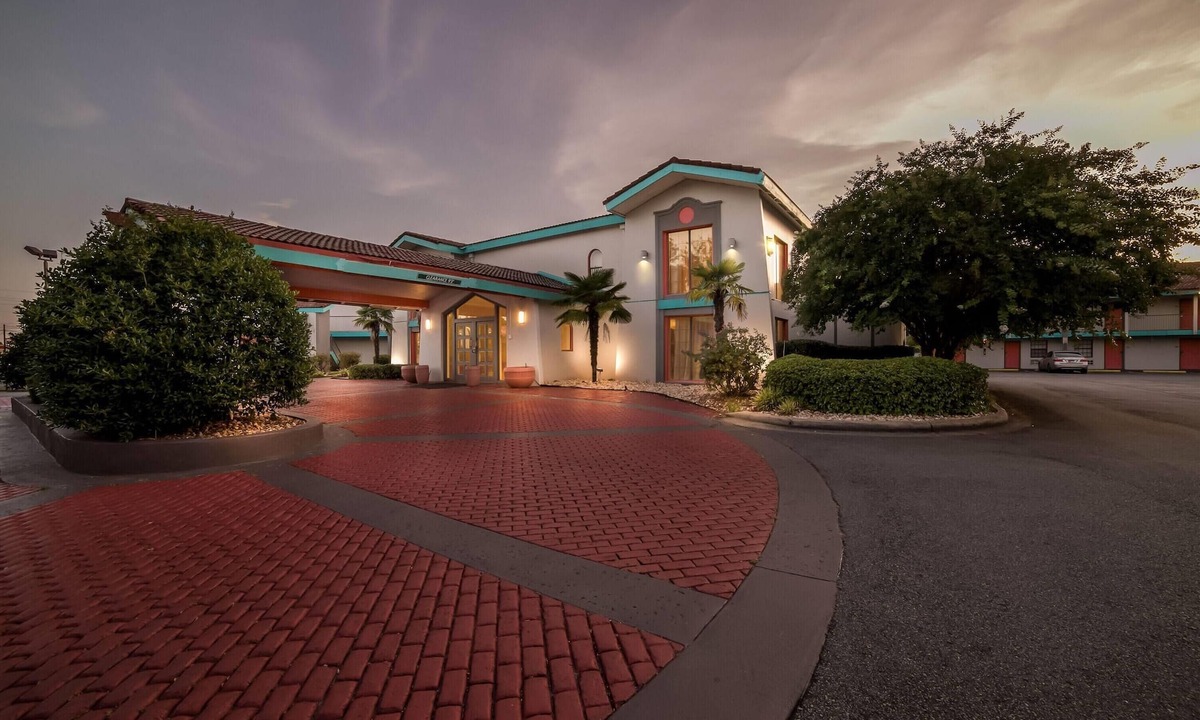 Columbus Hotel | Howard Johnson by Wyndham Columbus Fort Moore