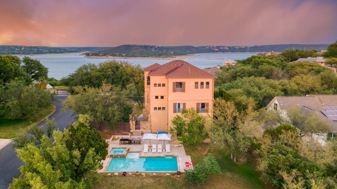 Travis Landing House | Hudson by AvantStay Magnificent Home w/ Beautiful Views, Multiple Living Areas, Pool & Games!