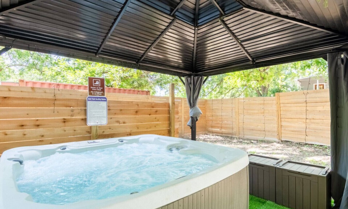 Blackshear-Prospect Hill Apartment | Huge 6BR Gem w/ Hot Tub - Near Downtown, SXSW