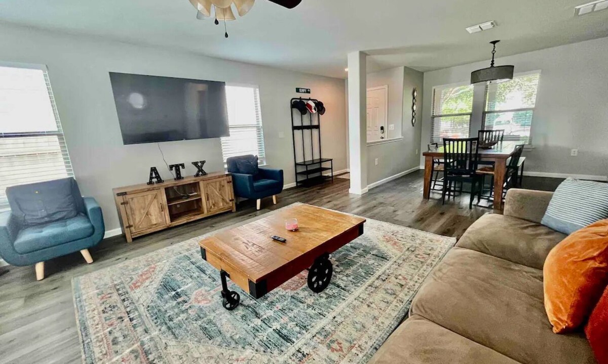 McKinney House | Huge Renovated Home + Yard Close to DT & Airport
