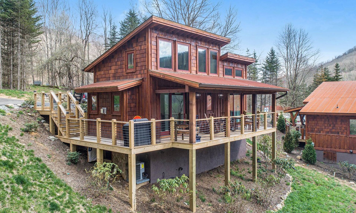 Banner Elk House | Husky Hideaway - Mountain views, Pet-friendly, Wi-Fi, and King Bed.