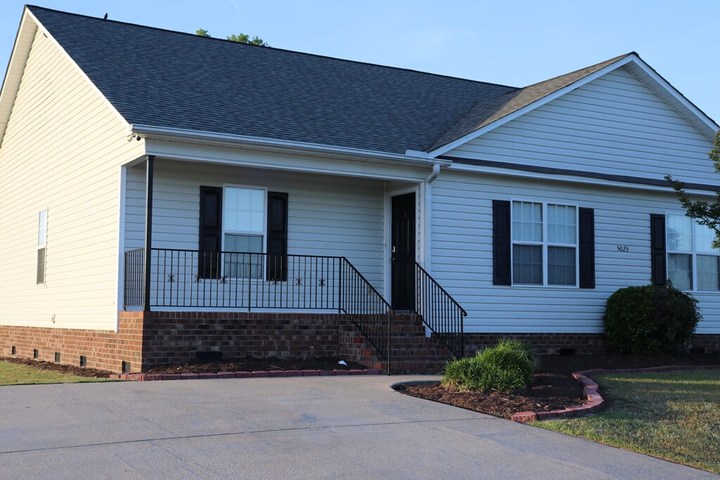 Greenville Apartment | I Nice Apartment on a Golf Course!