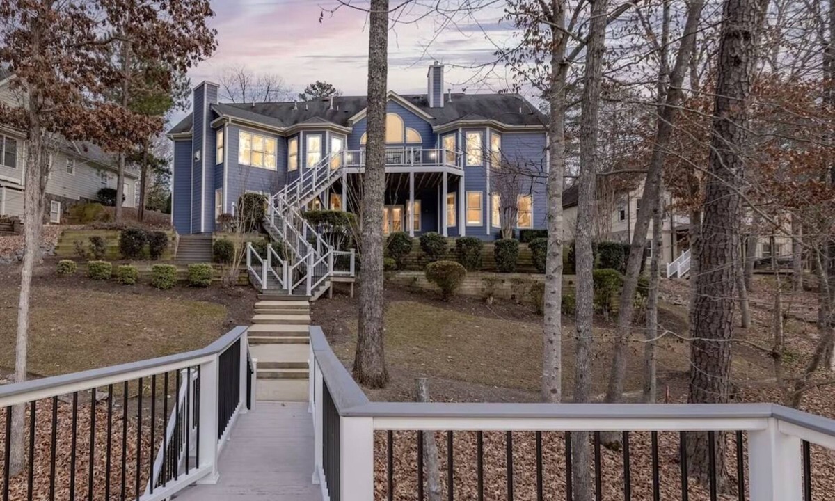 Olde Ferry Estates House | "Icing on the Lake" Theater, Gym, Fire Pit, Lily pad, Pool table!