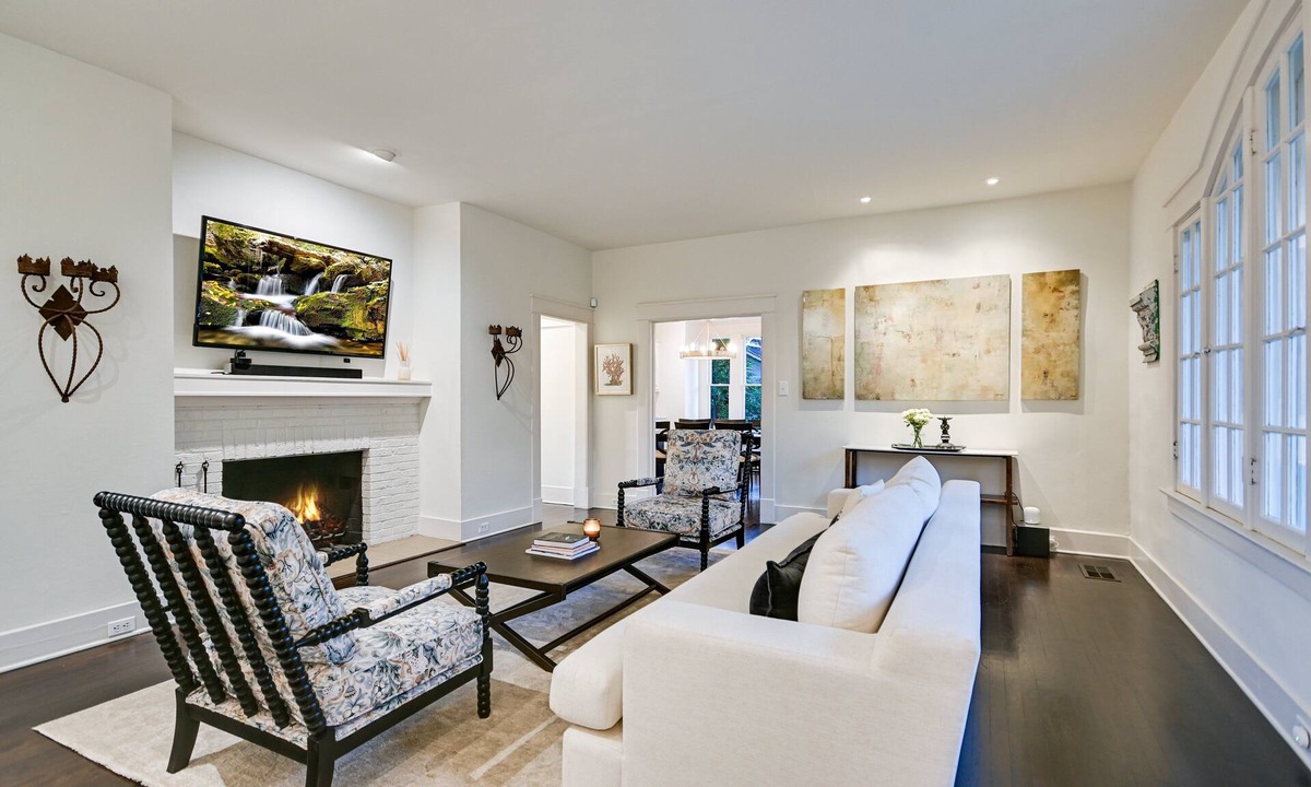 Clarksville House | Iconic Austin Home + Shared Pool - Hemingway!