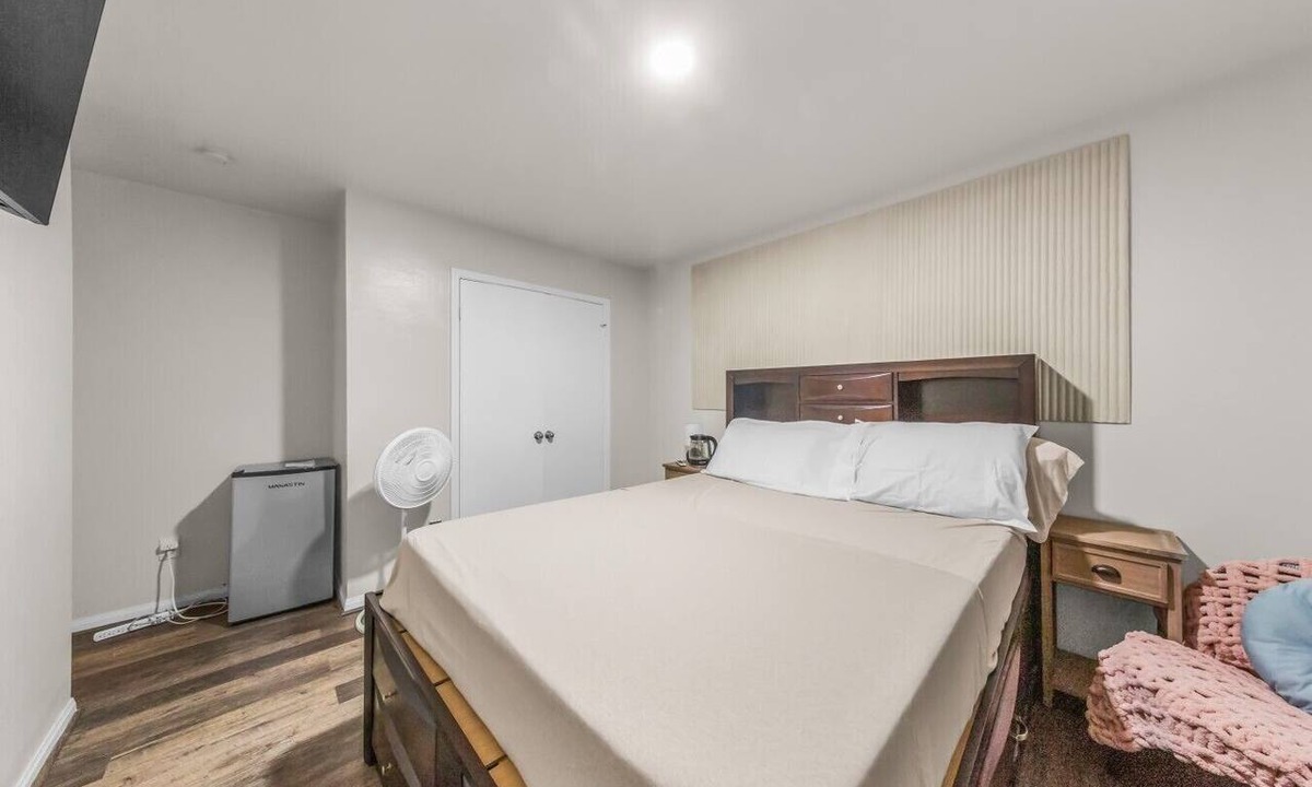 Greater Fondren Southwest House | Ile Ayo - BR with Shared Bathroom in a Co-Living Home (2)
