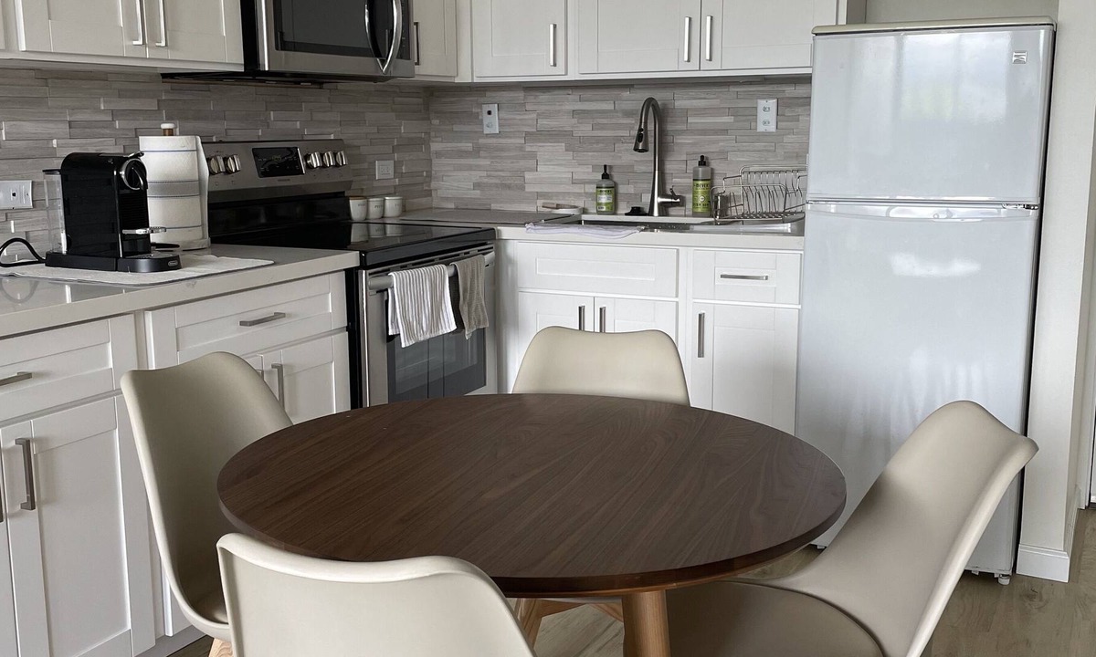 Diamond Head - Kapahulu - St. Louis Apartment | Immaculate Modern Diamond Head Jewel, enclosed yard, pets, children allowed!