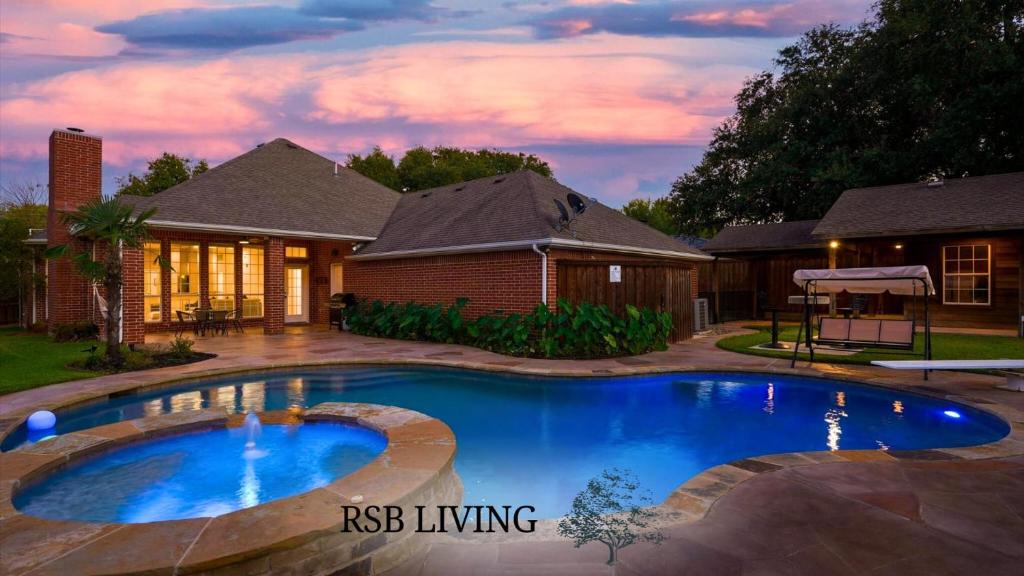 Irving House | Impressive 5BR 3B Home with Pool Game Room & Cinema Room