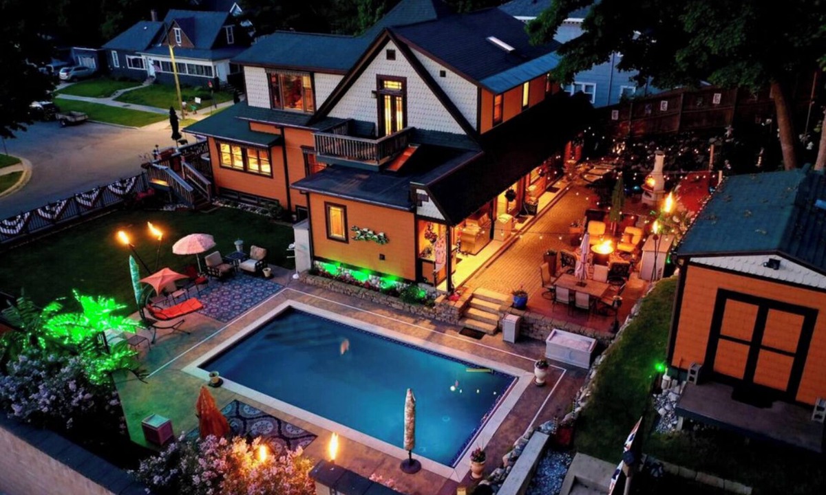 Cadillac House | Incredible Downtown 6 bedroom with Pool, Hot Tub, Waterfall, Arcades & Speakeasy