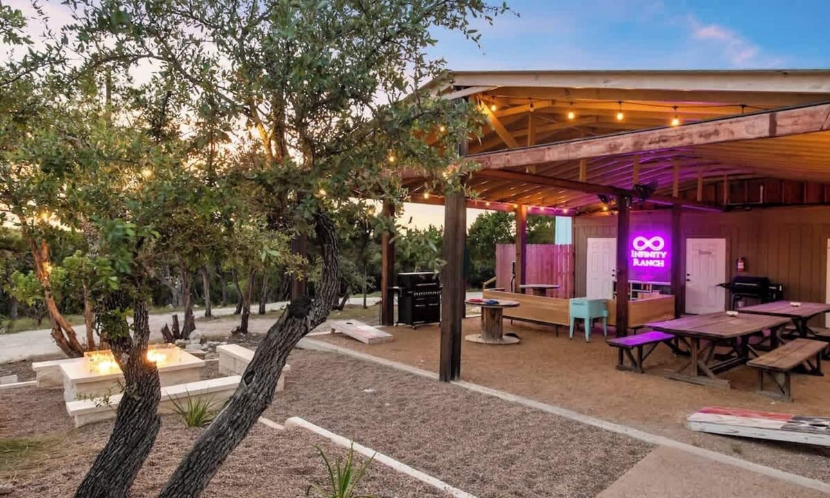 Dripping Springs House | Infinity Ranch–Resort Oasis for 16 Pool Pets Vibes