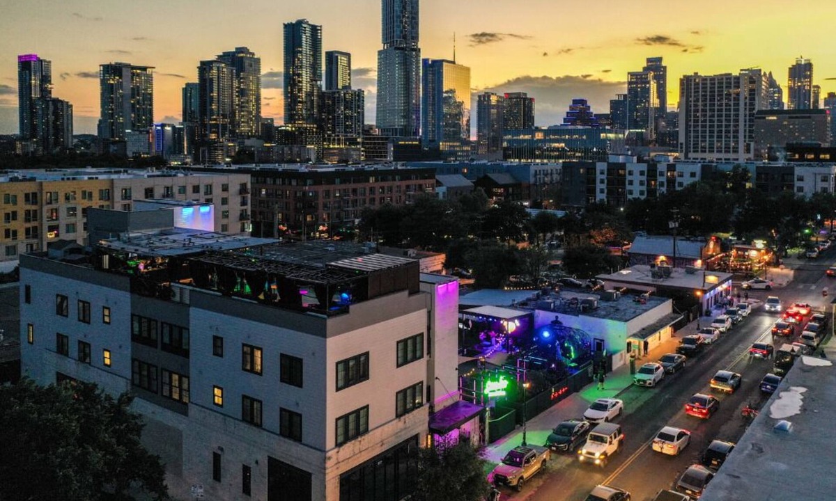 East Cesar Chavez Villa | Inn Cahoots on 6th: 15 BR/39 Beds, Pool, Roofdeck