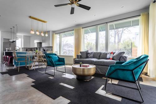 East Cesar Chavez House | Insa Worthy Two-Home Retreat - Fire Pit, Hot Tub