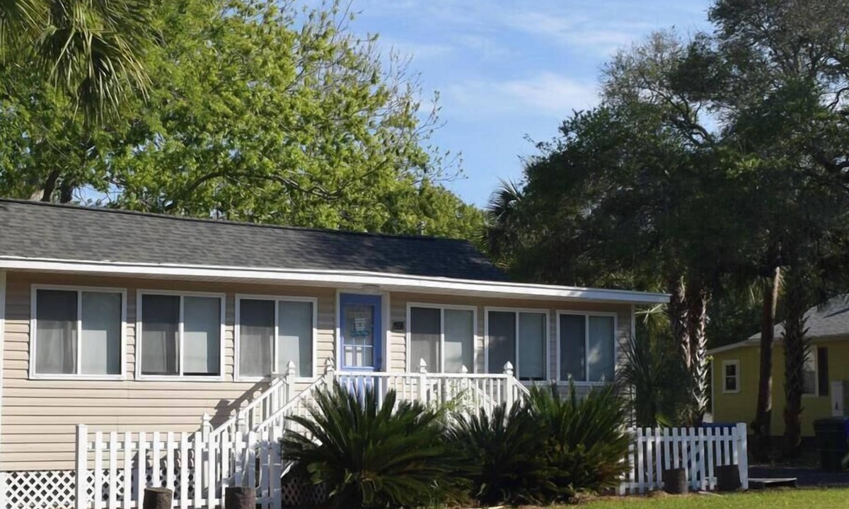 Folly Beach House | Island Center~minutes to both beach & town~Free ample parking~King Bed~Spacious!
