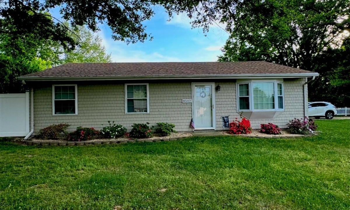 Easton House | “It's A Shore Thing” located in beautiful Easton, MD. Close to MD & DE beaches.