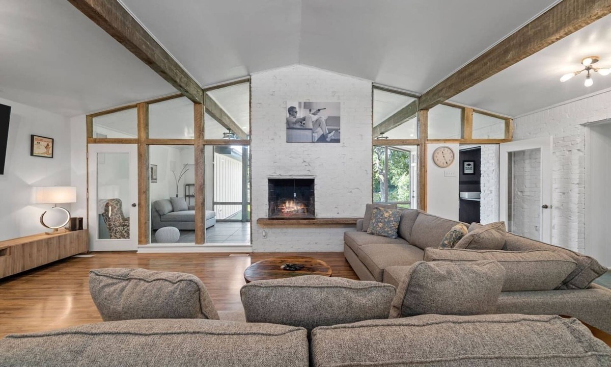 Central Arlington House | Its not Unusual MidTerm Rental