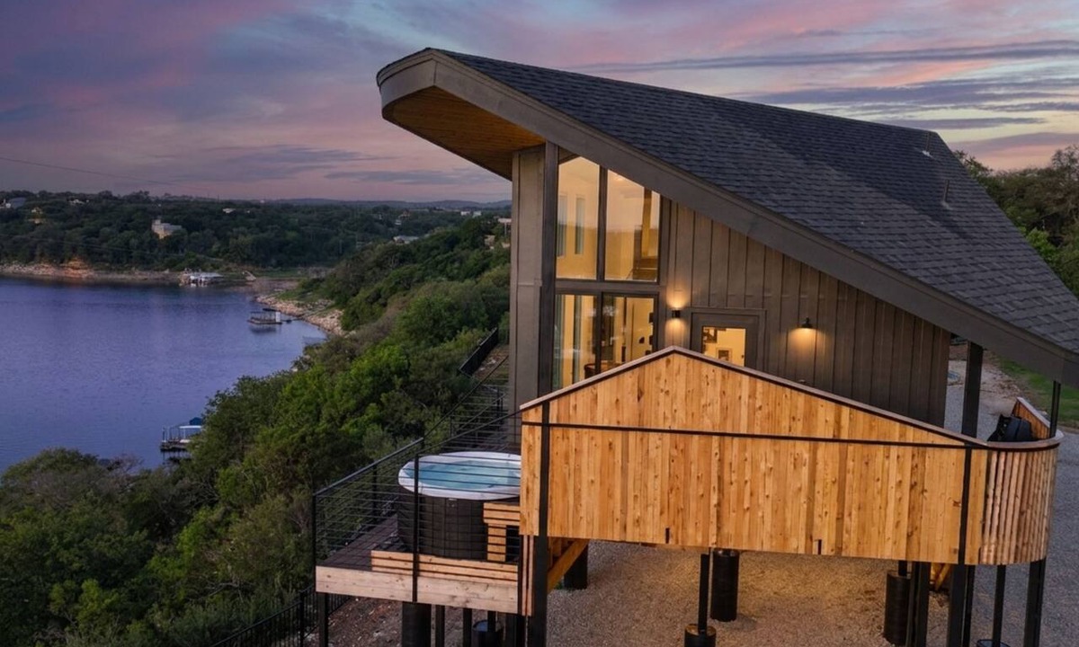 Spicewood House | Jasper Luxury Cliffside Cabin on Lake Travis