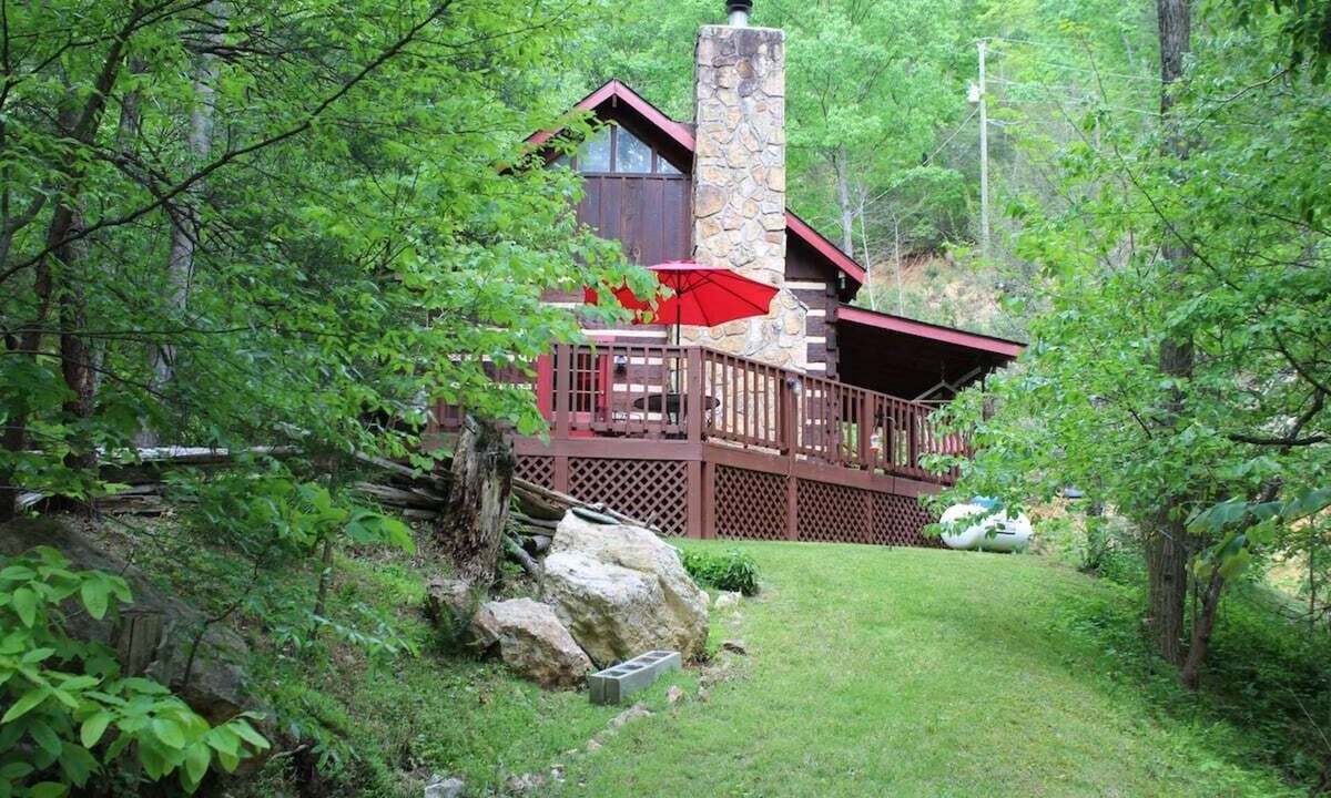 Smoky Mountains Cabin | Just 10 minutes from GSM National Park, 2 BR Log Cabin with Hot Tub & Firepit