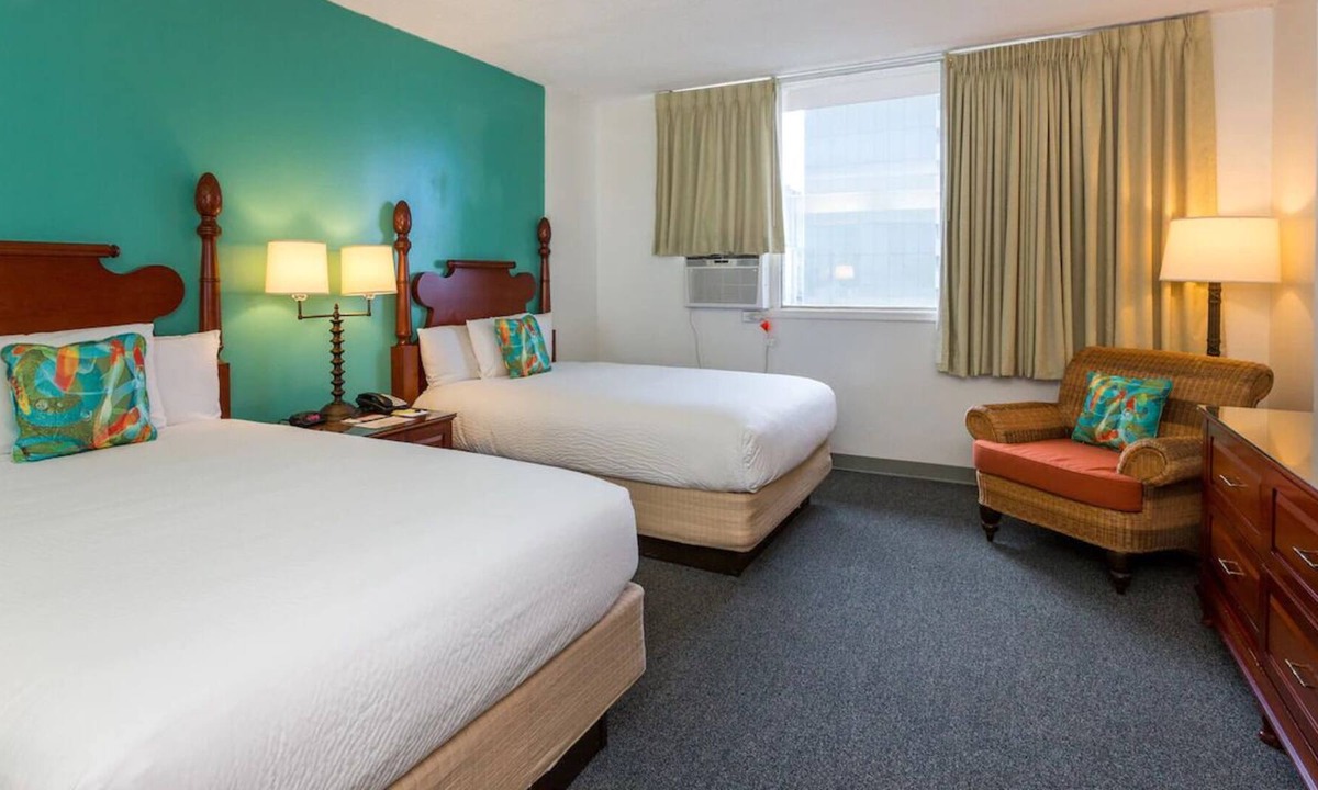 Ala Moana House | Just What You Were Looking For! 4 Convenient Units, Pool, Pets Allowed