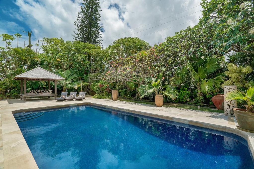 Kalama Tract House | Kailua Beachside home