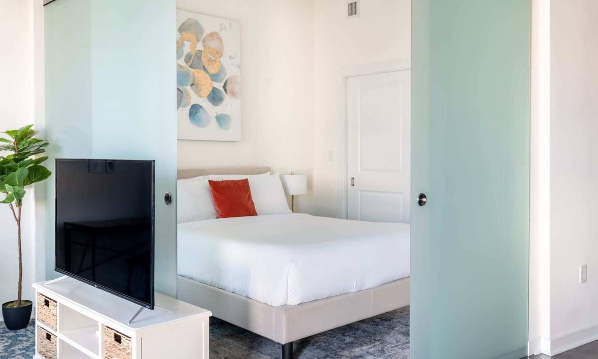 Del Ray Apartment | Kasa | Comfy Studio + Pet Friendly | Alexandria