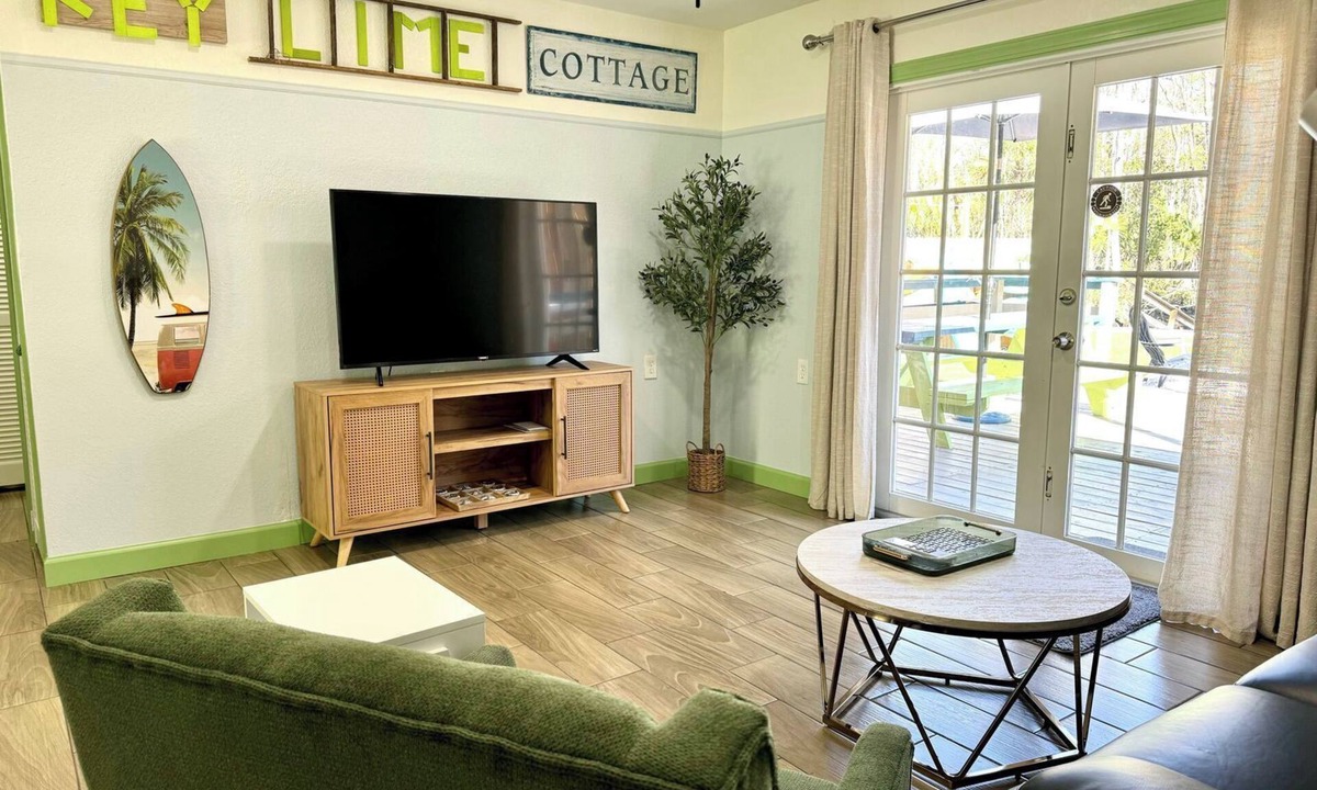 Crystal River House | Key Lime Cottage-Waterfront/pet-friendly/kayaks for 5/fire pit/poles/bikes