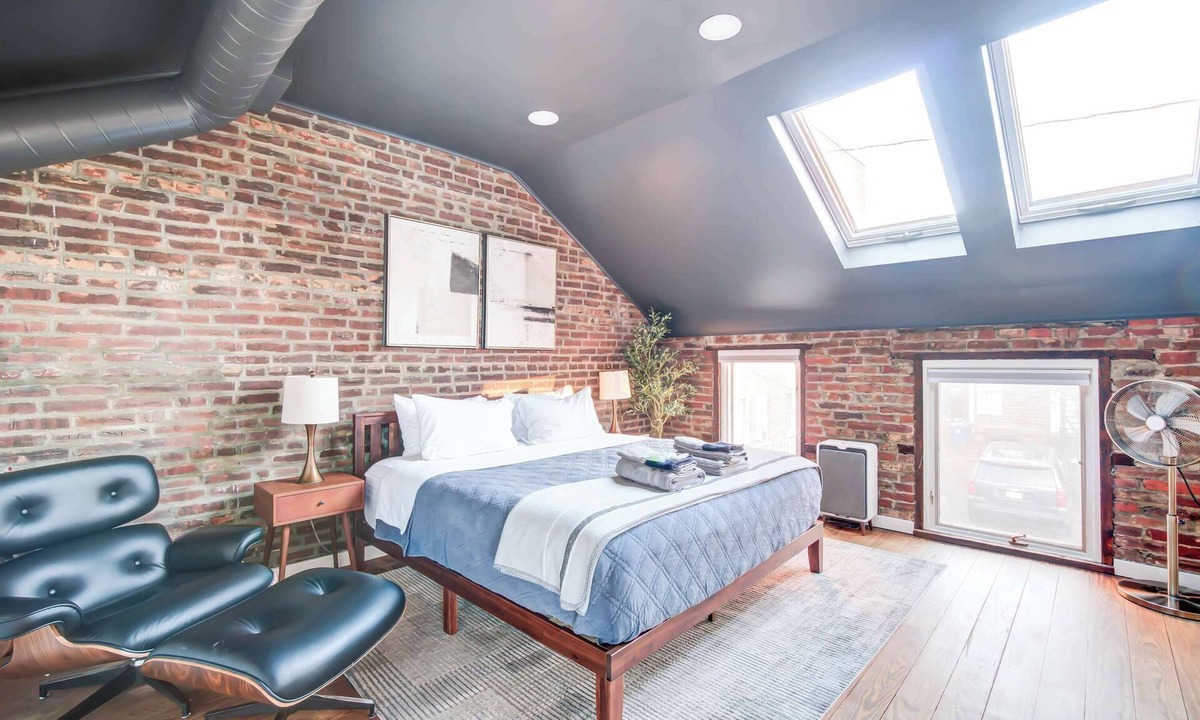 Old Town Alexandria House | King Bed! Free Parking! Brick Carriage House